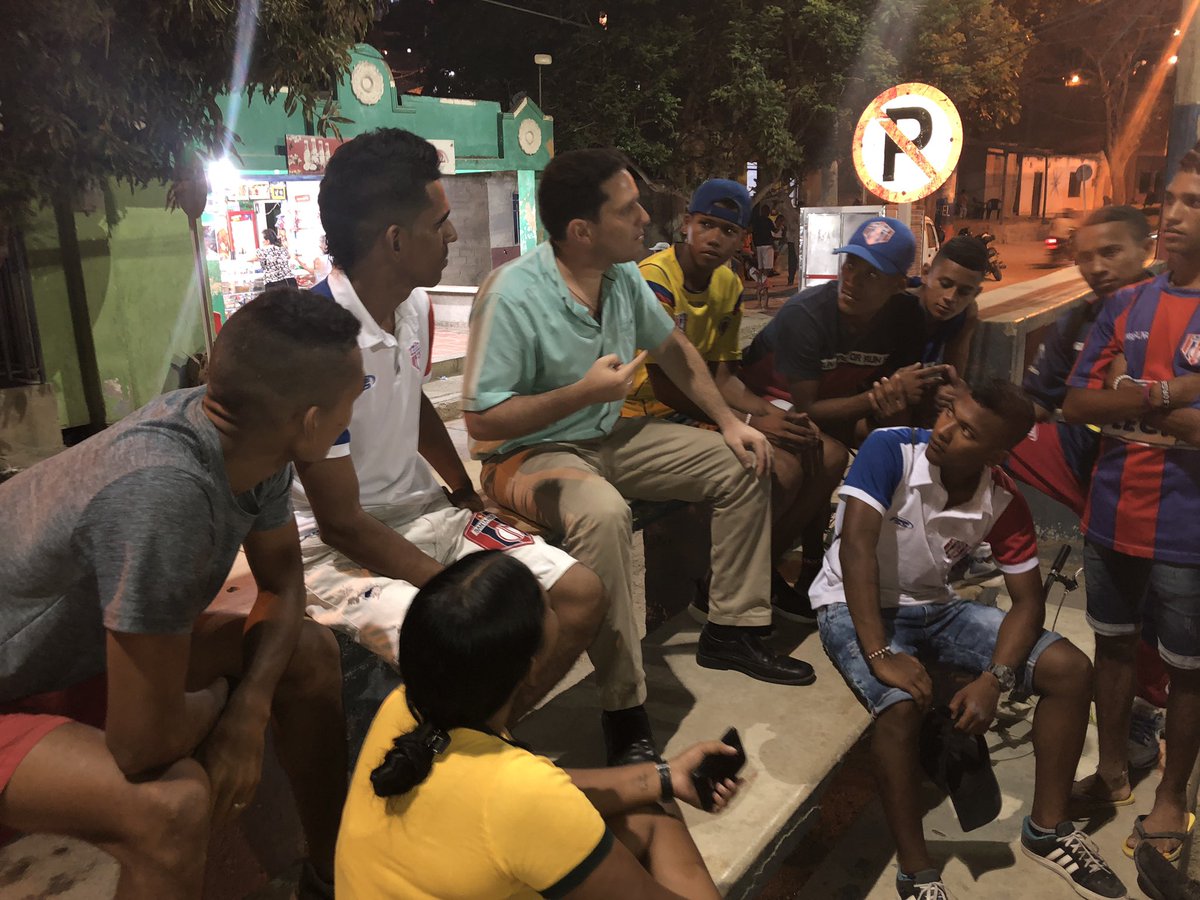 camilogeorge1's tweet photo. Hoy vine al barrio San Jorge, a escuchar a nuestros jóvenes amigos de la #GarraSamaria. Con ellos crearemos comité de convivencia, los graduaremos como guardianes de la convivencia, activaremos ruta CasaJusticia con profesionales y  capacitaremos en arte, marroquinería y otros. https://t.co/O7kmY1CbH4