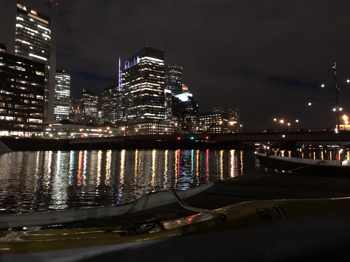ONEDragonBoat's tweet photo. Wednesday night lights. @atlanticwharf @FortPointBoston #paddlelife #coachessession #ONERacing #bostonpaddle https://t.co/radvIGfNC5