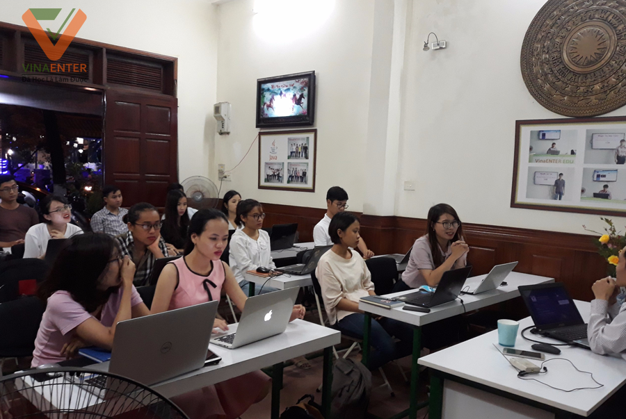 vinaenter_edu's tweet photo. 🎉 Chào mừng khóa  Marketing Online 22 đã đến với VinaEnter
Buổi khai giảng diễn ra sôi nổi qua phần giới thiệu làm quen với các học viên đến từng lĩnh vực kinh doanh khác nhau 
⏩Giúp các học viên bắt kịp xu hướng công nghệ 4.0 và tăng doanh thu bền vững https://t.co/NNEM7e3vki