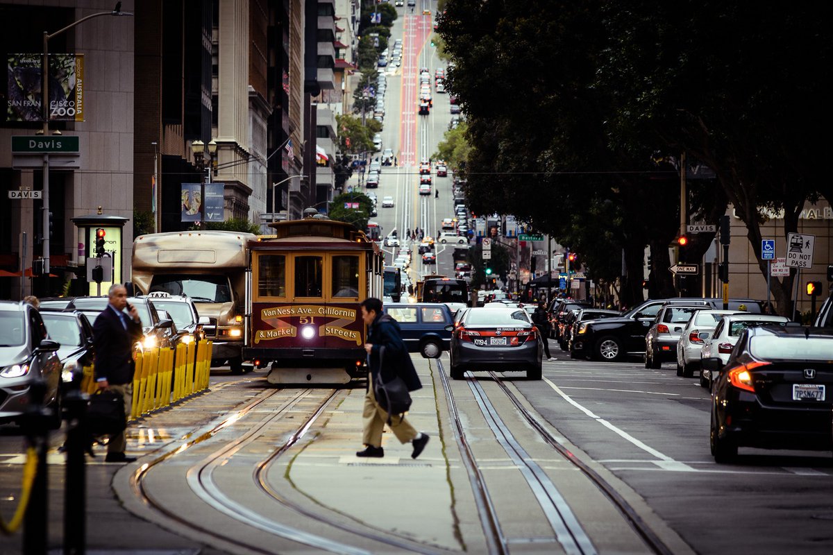 California street during rush hour in San Francisco.

instagram.com/ningshi2/p/Bwq…

#PictureOfTheDay #nikond850 #NikonNoFilter #citylife