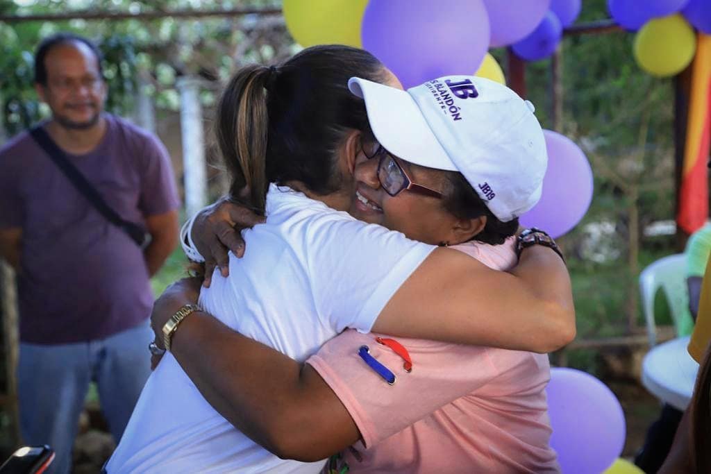 YamyBlandon's tweet photo. Llegar a mi querido pueblo, El Flor de Dolega, y sentirme como en casa, me hace comprometerme más con el #CambioProfundo.
Por mi gente y por todos los panameños. 
#BlandonPresidente #Vota4 https://t.co/kBckl6nzVw
