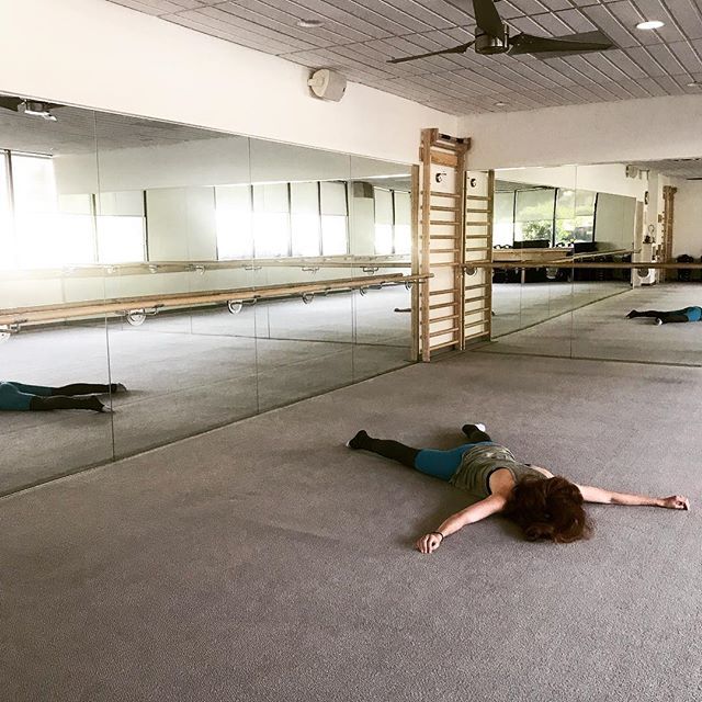 allisonvolk's tweet image. Me, after taking @vegangieflautz’s Bar Method class today. Just ouch. But we all love it. 🥰
.
.
.
.
____________________
@barmethodlongbeach @barmethod #barre #bar #barmethod #keepittight #actress #actorslife #workout #workoutroutine