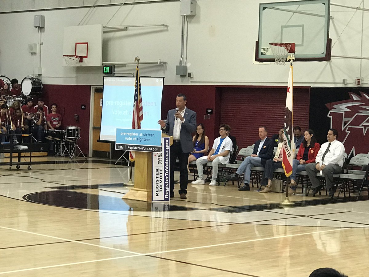 VMLeague_'s tweet photo. Great To See Superintendent Austin Beutner and Secretary of State Alex Padilla at Van Nuys High School Today to tell them about the Importance of VOTING ! #PreRegisterToVote #GoWolves @AustinLASchools @AlexPadilla4CA @Vnhs8893 @LAUSD_LDWest @UTLAnow https://t.co/jXgbCHIRfO