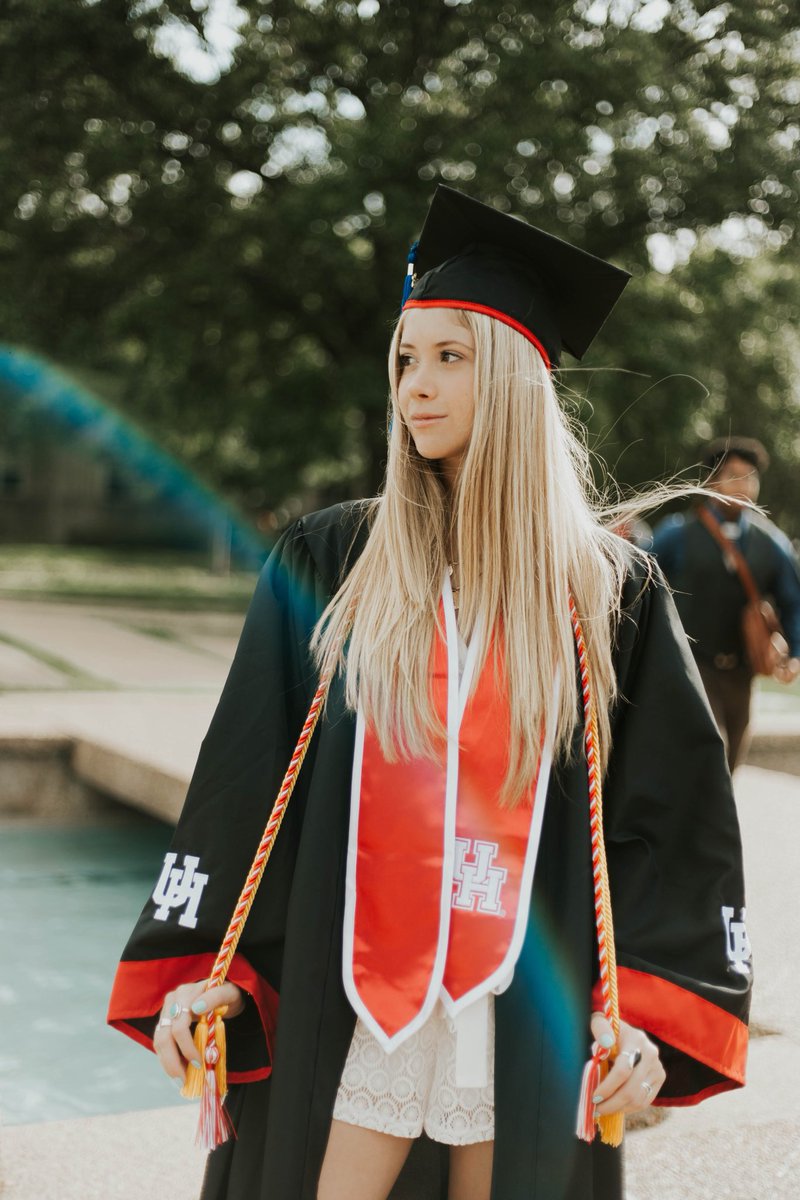 sav_cathleen's tweet photo. So much fun taking these grad pics @UHouston 🤩❤️💫 #cogoogs #uh19 https://t.co/1nZGVFksSd
