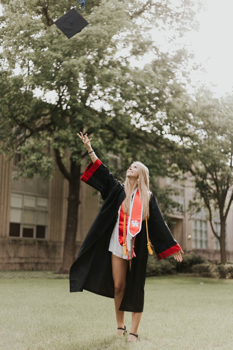 sav_cathleen's tweet photo. So much fun taking these grad pics @UHouston 🤩❤️💫 #cogoogs #uh19 https://t.co/1nZGVFksSd