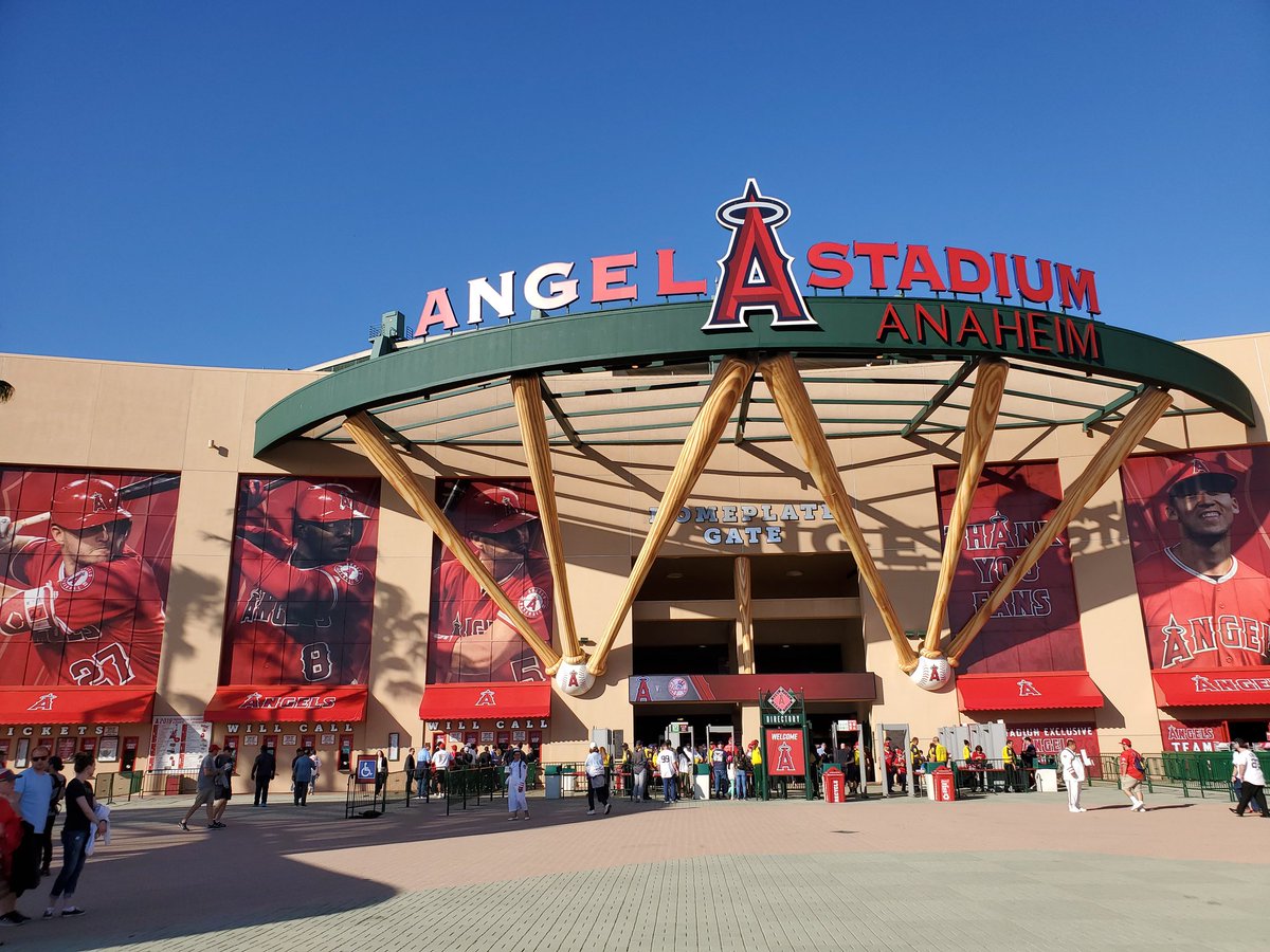 Kevin_Garrity88's tweet photo. Thank you, thank you, thank you to @WellsFargo for your incredible support for @unitedwayoc and @HomelessnessOC!! #doingmore4oc  with @Angels vs @Yankees.  "WE CAN AND WE WILL END HOMELESSNESS IN ORANGE COUNTY"- Sue Parks https://t.co/Nvw33tDiS2