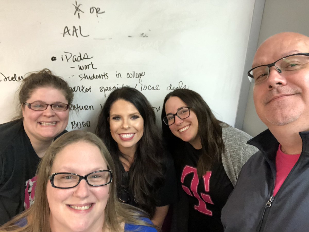 courtney_clarkk's tweet photo. Wanna know how your product is doing? Ask the Frontline! So much feedback from the #Dreamfield crew! @Drew_Williams00 @TOPsFrontline @ParagKGarg #TeamofPros #TMobile #ProductandTechnology #FieldVisit https://t.co/V8DnqQYGpO