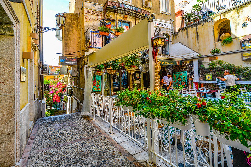 PlacesWS's tweet photo. The beauty of Italian alleys... 
We are in #Taormina, a city overlooking the sea in #Sicily, in the south of #Italy. How wonderful! 🇮🇹😍🌍
@WonSicily 

#Curiosity #Places #Places2go #Travel #World #Worldtravel #Trip #Sea #Sun #Food #Wanderlust #Photography #Photo https://t.co/OXfv1nnGlh