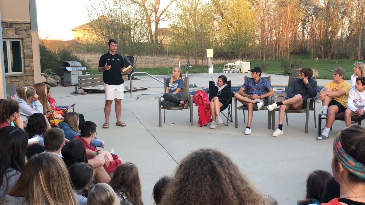 Huge thank you to @brockpurdy13 for coming to our FCA meeting tonight! Thank you for sharing your words of faith, testimony, and encouragement to stay rooted in our faith! Thank you @MandaElwell for hosting tonight!