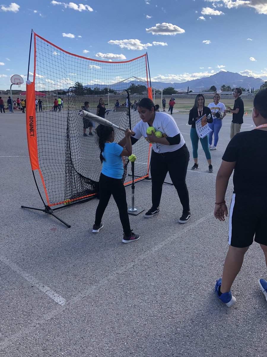ParkSoftball11's tweet photo. Even though our season is over our girls are out there inspiring the next generation of Matadors!!! Thank you @ParklandES for inviting us. #ParklandSoftball #ALL.IN #CommunityRoleModels https://t.co/lvnVU8c5fM