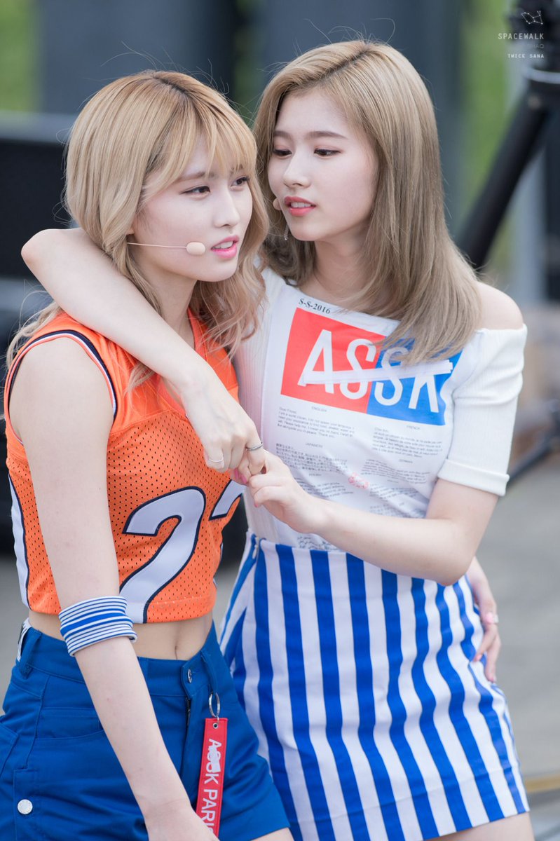 JeongTinney's tweet photo. I felt something with these pics 👀🤭🙈💙💜 #HappySaMoDay #7YearsWithSana #7YearsWithMomo #7YearsWithSaMo https://t.co/qwjDZgdVzG