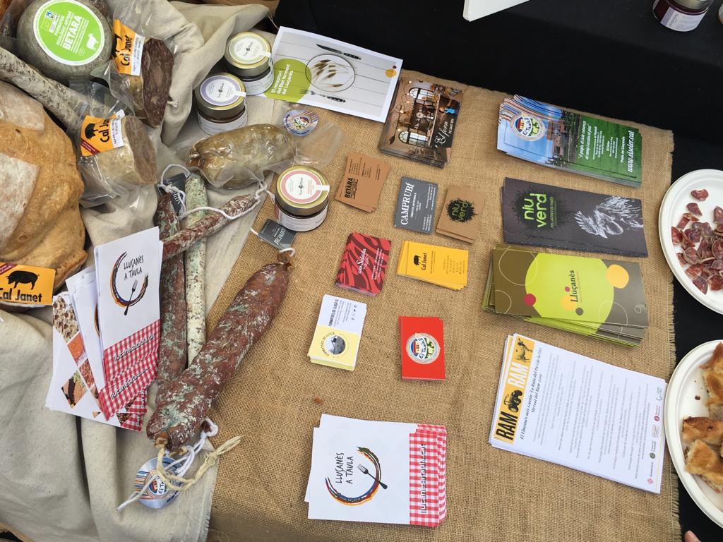 🚜🐮🐷Durant el #MercatDelRam ens trobareu a la Mostra de Turisme d'Osona donant a conèixer els productes turístics del #Lluçanès i a l’espai Terra i Cuina amb l'Associació Lluçanès a Taula