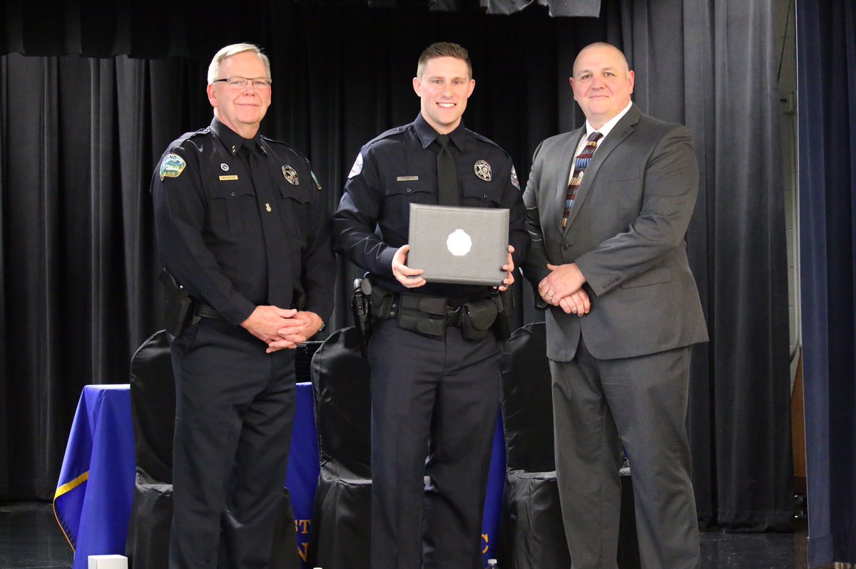 JCF_1978's tweet photo. Congrats to @WoodburnPolice Officer Jonathan Ellis on his graduation from 16 week #DPSST Basic Police Academy today! @OregonChiefs @CityofWoodburn @Metcom_911 https://t.co/Ws4zBuiJP0