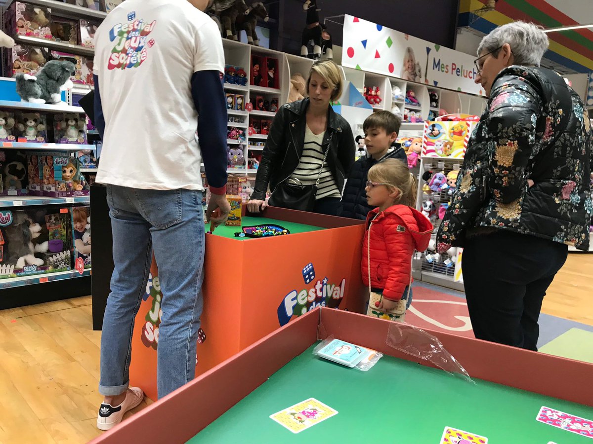 ESSCAJobSAngers's tweet photo. Chaque samedi du mois d’avril, des étudiants de l’@ESSCA_Ecole effectuent des missions d’animation commerciale dans les magasins @ToysrusFrance de la région Pays de la Loire !
Merci à @DestinationJeux pour leur confiance ! #PerspectiveJob https://t.co/gClYsNEVPu
