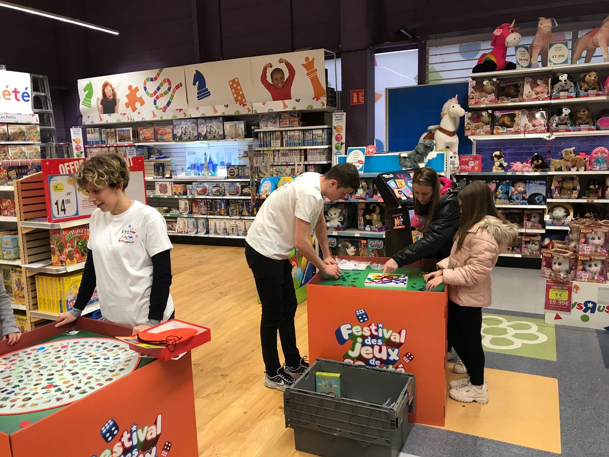 ESSCAJobSAngers's tweet photo. Chaque samedi du mois d’avril, des étudiants de l’@ESSCA_Ecole effectuent des missions d’animation commerciale dans les magasins @ToysrusFrance de la région Pays de la Loire !
Merci à @DestinationJeux pour leur confiance ! #PerspectiveJob https://t.co/gClYsNEVPu