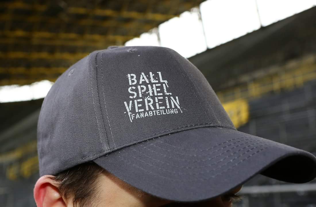 Fanabteilung's tweet image. 😎 Guten Morgen! Es ist Spieltach!
⚠️ Heute für nur 5,- an unseren Infoständen der BVB-Fanabteilung erhältlich:

👕 T-Shirt und Caps! 🧢

Cap &amp;amp; T-Shirt &quot;BALLSPIELVEREIN&quot; in allen gängigen Größen)
☝️Nur solange der Vorrat reicht!

#bvb
#bvbfsv 
#fanabteilung