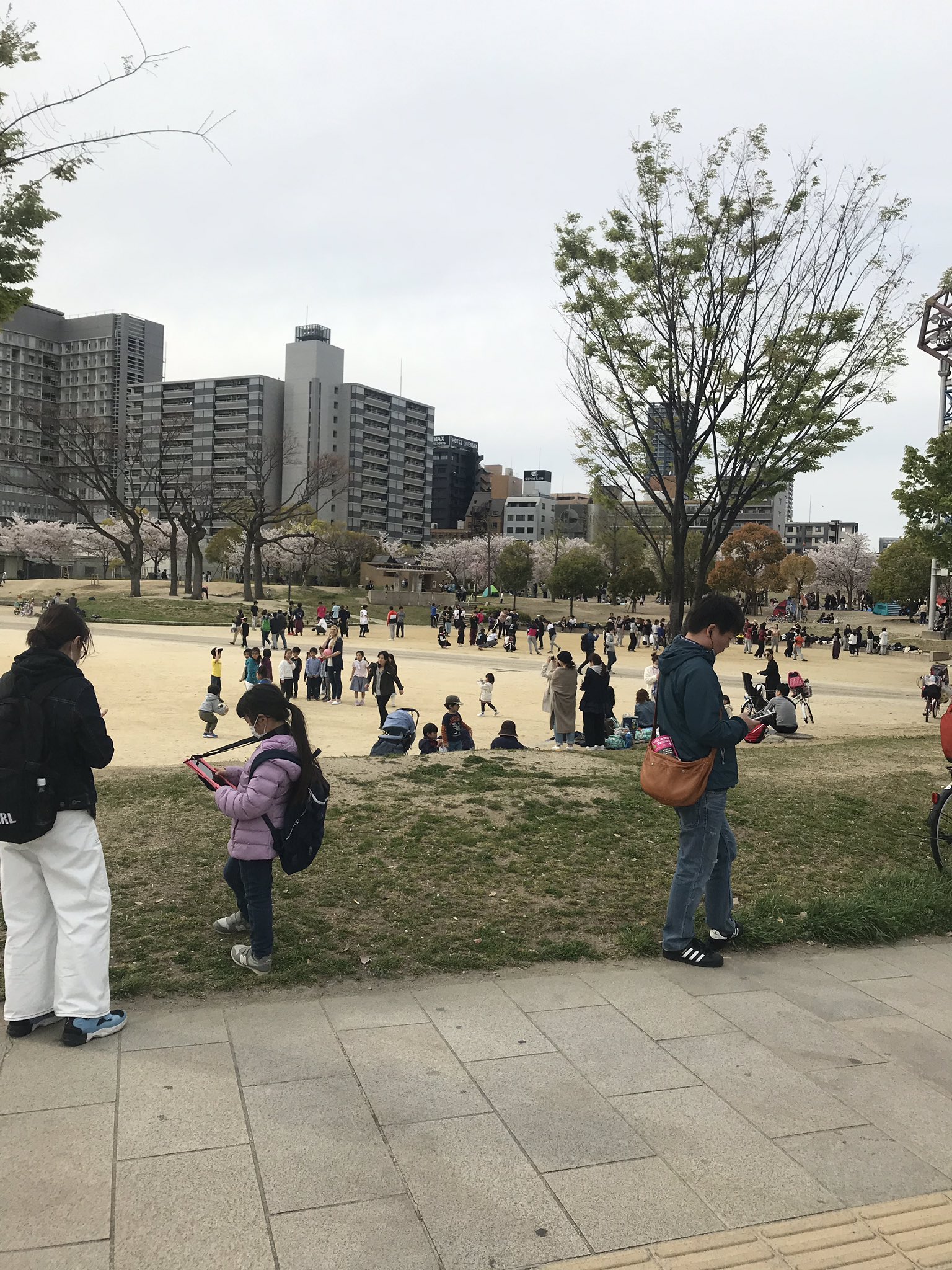 たけりん 扇町公園と新地にやばいくらい人あつまってるけどまたポケモンgoかな 笑 もれなくみんなスマホいじってる笑 T Co Slozdi0vwm Twitter