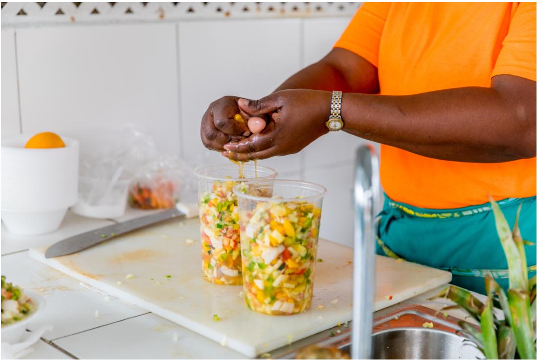 Une centaine de salades de conques fraîches 🐚 vous sont proposées sur le marché de #PottersCay à #Nassau! 

Plus authentiques les unes que les autres, elles raviront vos papilles et vous laisseront un souvenir inoubliable de votre séjour aux #Bahamas  😋

#BahamazingExperiences