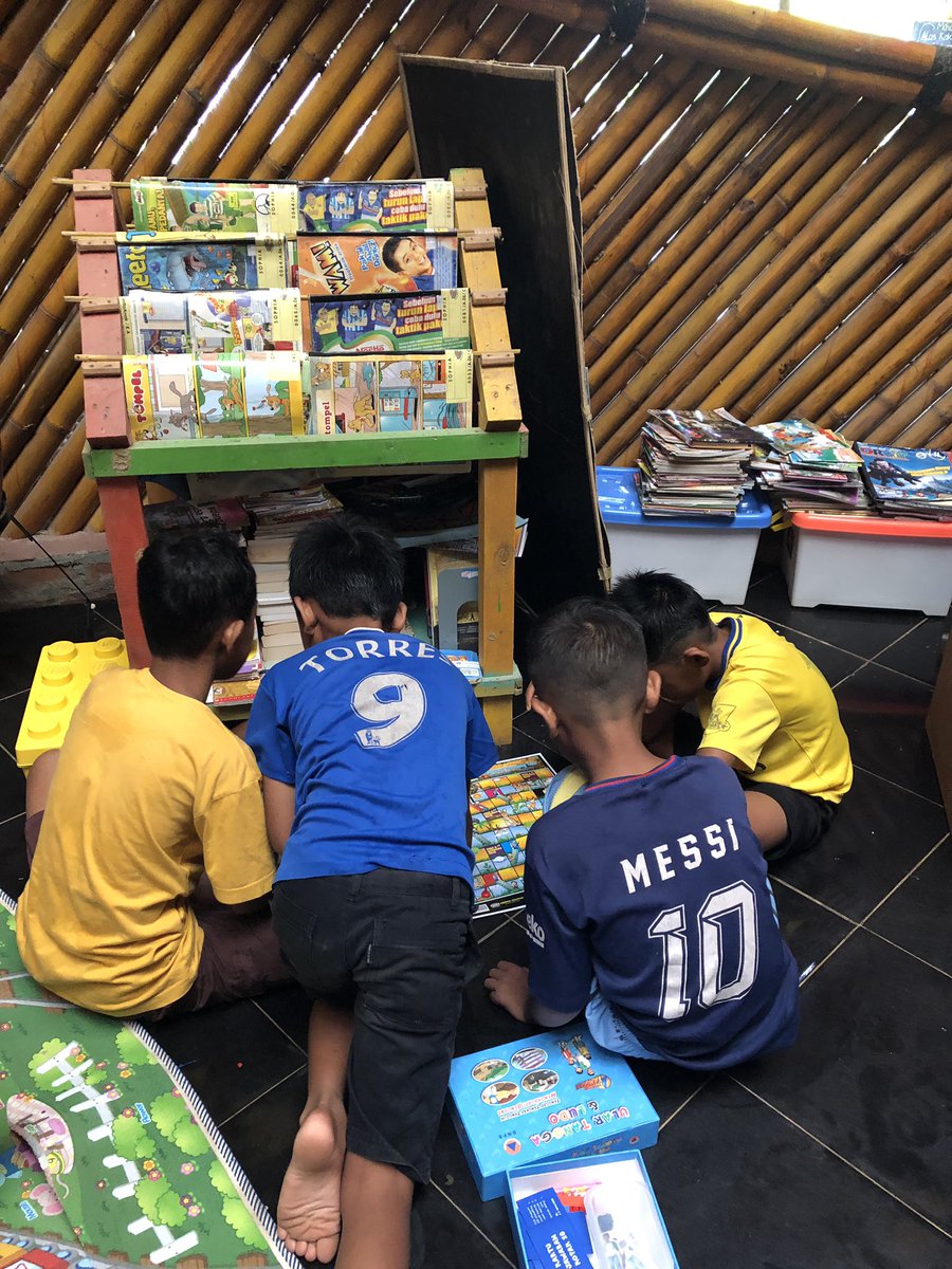 Ada “messi” dan “ torres” di #perpustakaansophia di <a href="/DodohaMosintuwu/">Dodoha Mosintuwu</a> . Mereka datang tiap pulang sekolah u baca , karena baca itu seru 😍. #kabarbaikdariposo #poso #posotanaharapan #anakposo #sophialibrary #literasi #bacaituseru