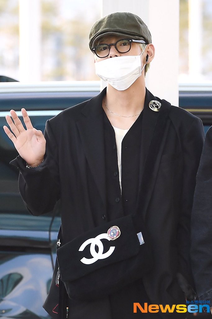 Chanel VIP Precision Sling Black Fur wore by V BTS, Barang Mewah