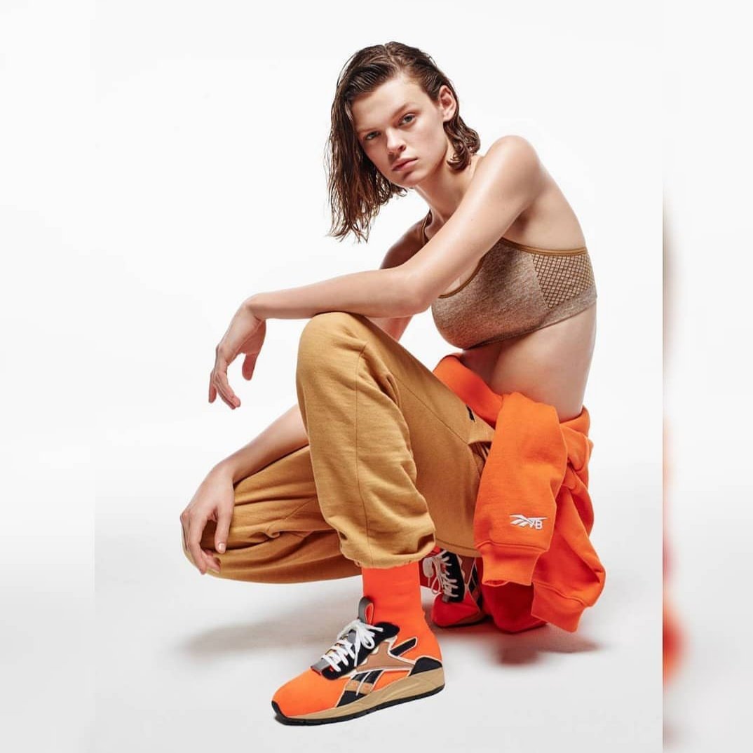 CreativaBurbuja's tweet photo. Toda la colección son prendas unixes y dominan los colores blanco y negro pero también tonos de temporada beis o camel. Además, todos los artículos incorporan el logo de Reebok con las iniciales VB.
#ReebokxVictoriaBeckham 👸🏻💥👑 https://t.co/O1BWrh18ze