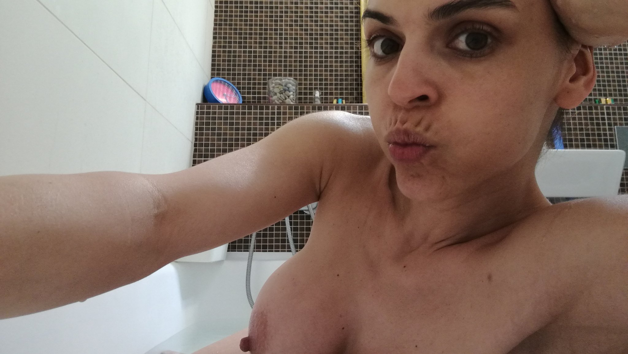I'm 37 fucking hell ! Happy birthday 🎂 to me 🎉 https://t.co/gMxC8lcFBR