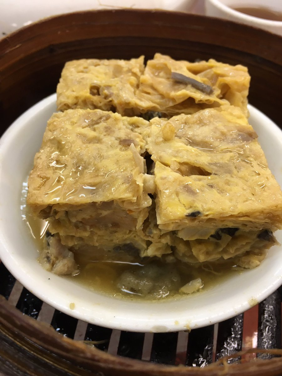 easyliving01's tweet photo. 香港 西環 蓮香居
蓮香居の点心 鷄肉・椎茸・魚浮袋を里芋のようなもので蒸したもの。浮袋はビネガーのような酸味があってさっぱりとしている。
キクラゲ・人参・椎茸の湯葉卵蒸し🥚
#香港 #西環 #蓮香居 #hongkong #LinHeungKui #SheungWan https://t.co/FzbKrgbgZx