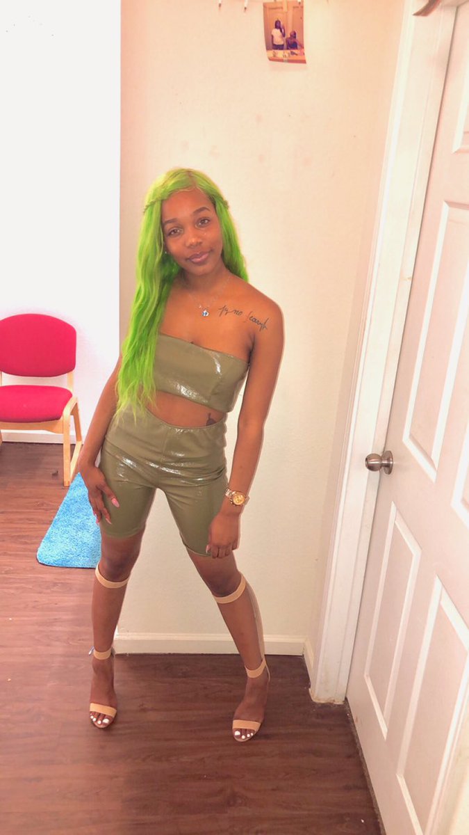 Gabbyy_TH0's tweet photo. Sippppin potion 🧪 tryna focus 💚

#StillDat 🐍 https://t.co/x7sFrABPP0