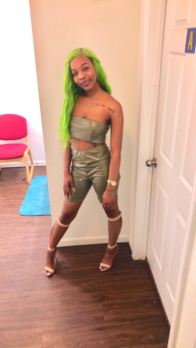 Gabbyy_TH0's tweet photo. Sippppin potion 🧪 tryna focus 💚

#StillDat 🐍 https://t.co/x7sFrABPP0