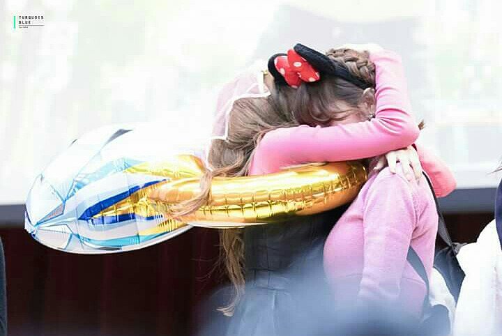 wenjoyfulsamo's tweet photo. The bond of Sana and Momo are so strong and it makes me so soft that their bond is just gonna get stronger. I LOVE THEM SO MUCH EYE GDGSJSH. SaMo is so pure. 🥺💞💞💞 #7YearsWithSaMo https://t.co/kwdvkhVKta