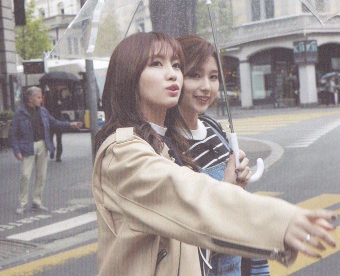 wenjoyfulsamo's tweet photo. The bond of Sana and Momo are so strong and it makes me so soft that their bond is just gonna get stronger. I LOVE THEM SO MUCH EYE GDGSJSH. SaMo is so pure. 🥺💞💞💞 #7YearsWithSaMo https://t.co/kwdvkhVKta