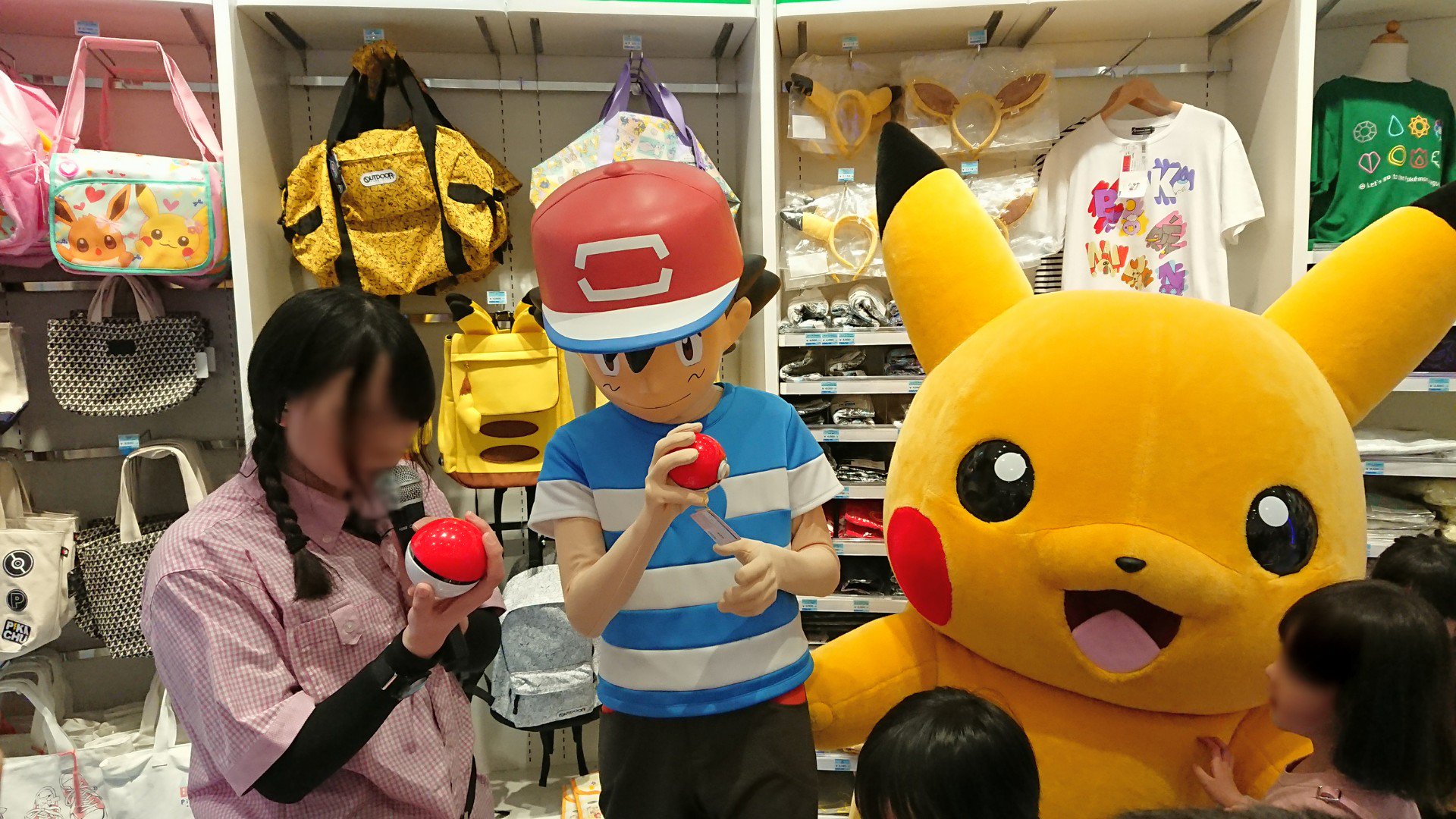 ゆきち サトシ ピカチュウ楽しく店内視察 ピカチュウではなく サトシゲッコウガの靴下を選ぶサトシ ˊᵕˋ ピカチュウにバッグを持たせてあげようとしたけど無理だったので 代わりにサトシが決めポーズ ポケモンセンタートウキョーベイ