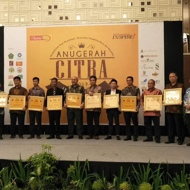 PosIndonesia's tweet image. Selamat Atas prestasi, pencapaian dan kerja kerasnya, penghargaan Anugerah Citra Indonesia 2019 Kategori &quot;The Best Performing Educational Institution of The Year&quot; dipersembahkan kepada Yayasan Pendidikan Bhakti Pos Indonesia (YPBPI) dan Hariyanto, SE., MM selaku Ketua. #POSinaja