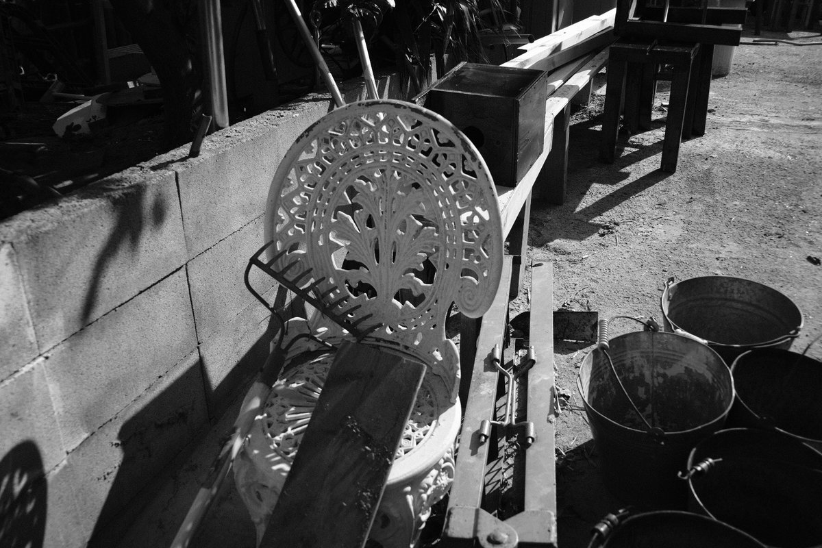 DL1150's tweet photo. 椅子

#xpro2 #fujifilm #fujilove #acros
#cbiogon21mm #carlzeiss #��� #影 #キリトリセカイ #畑 #スナップ写真 #スナップ #モノクロ部 https://t.co/48rKwX8DIh