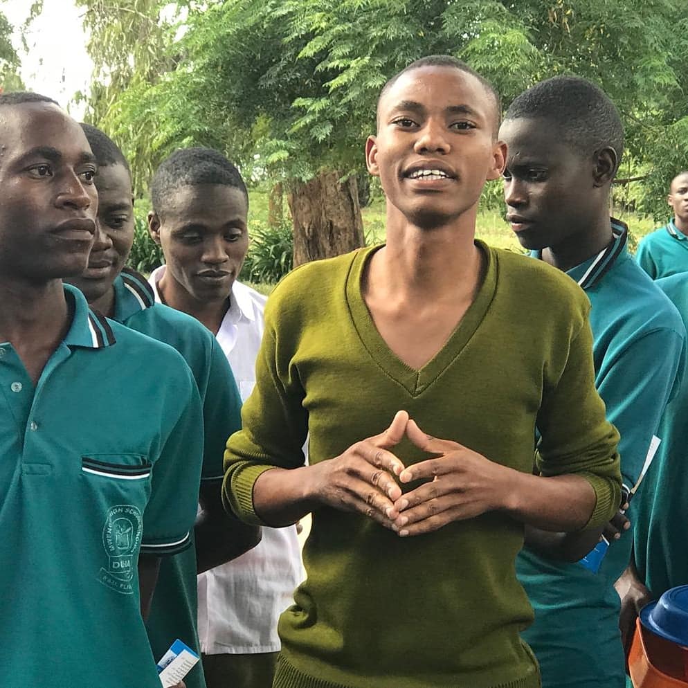 HESLBTanzania's tweet photo. Mwenge Sekondari, SINGIDA: Afisa wa HESLB Daudi Elisha akiongea na wanafunzi 457 wa kidato VI kuhusu sifa na utaratibu wa kuomba mkopo wa elimu ya juu. 

Wanafunzi Victor Masimo, Kajolo Kasana na Martin Msengi walipata fursa ya kuuliza maswali na kupata ufafanuzi. https://t.co/oQ4otZxzfG