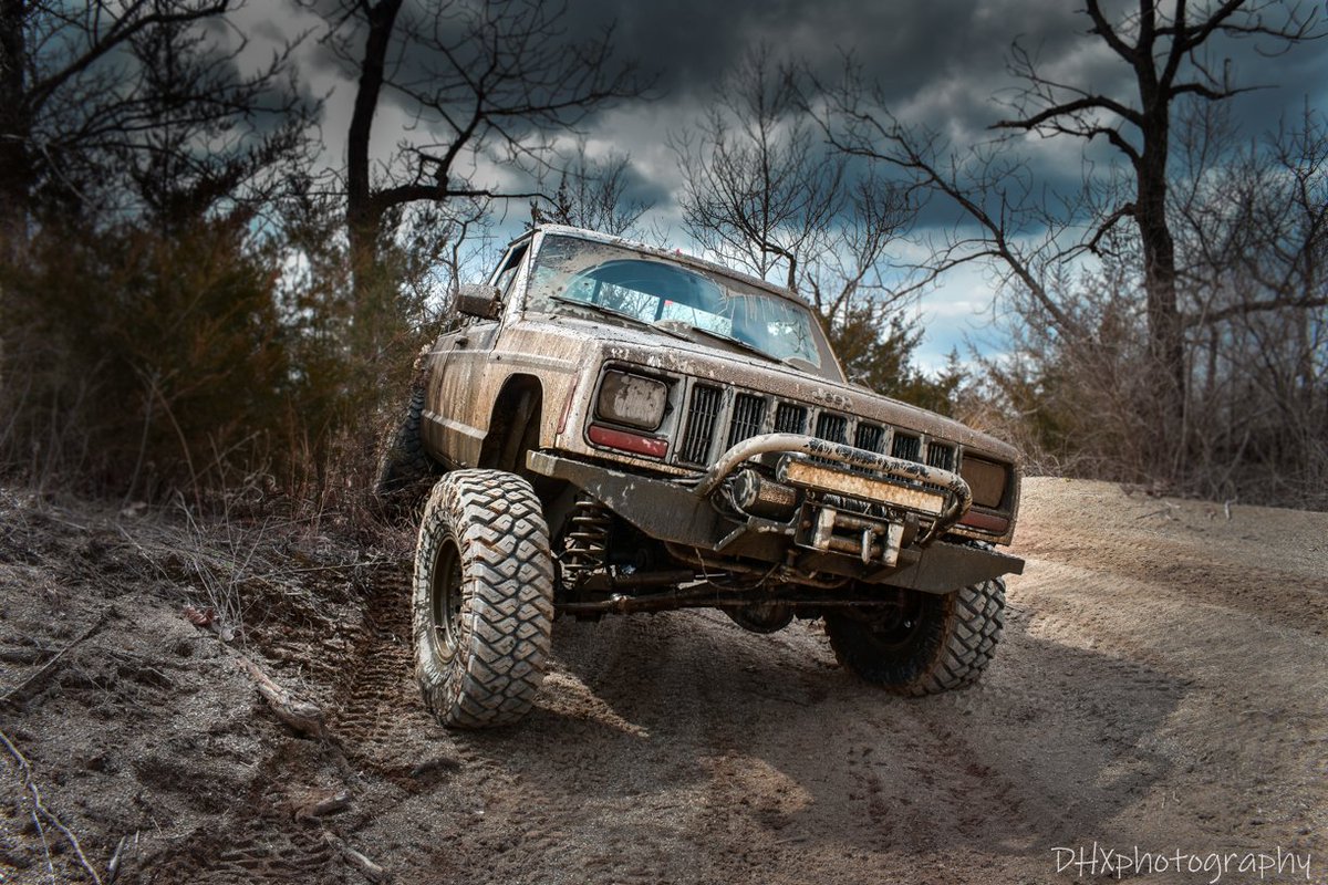 cadhx's tweet photo. storms a' rollin'
#comanche #jeeplife #wranglersdontunderstand https://t.co/FFKYmv49S0