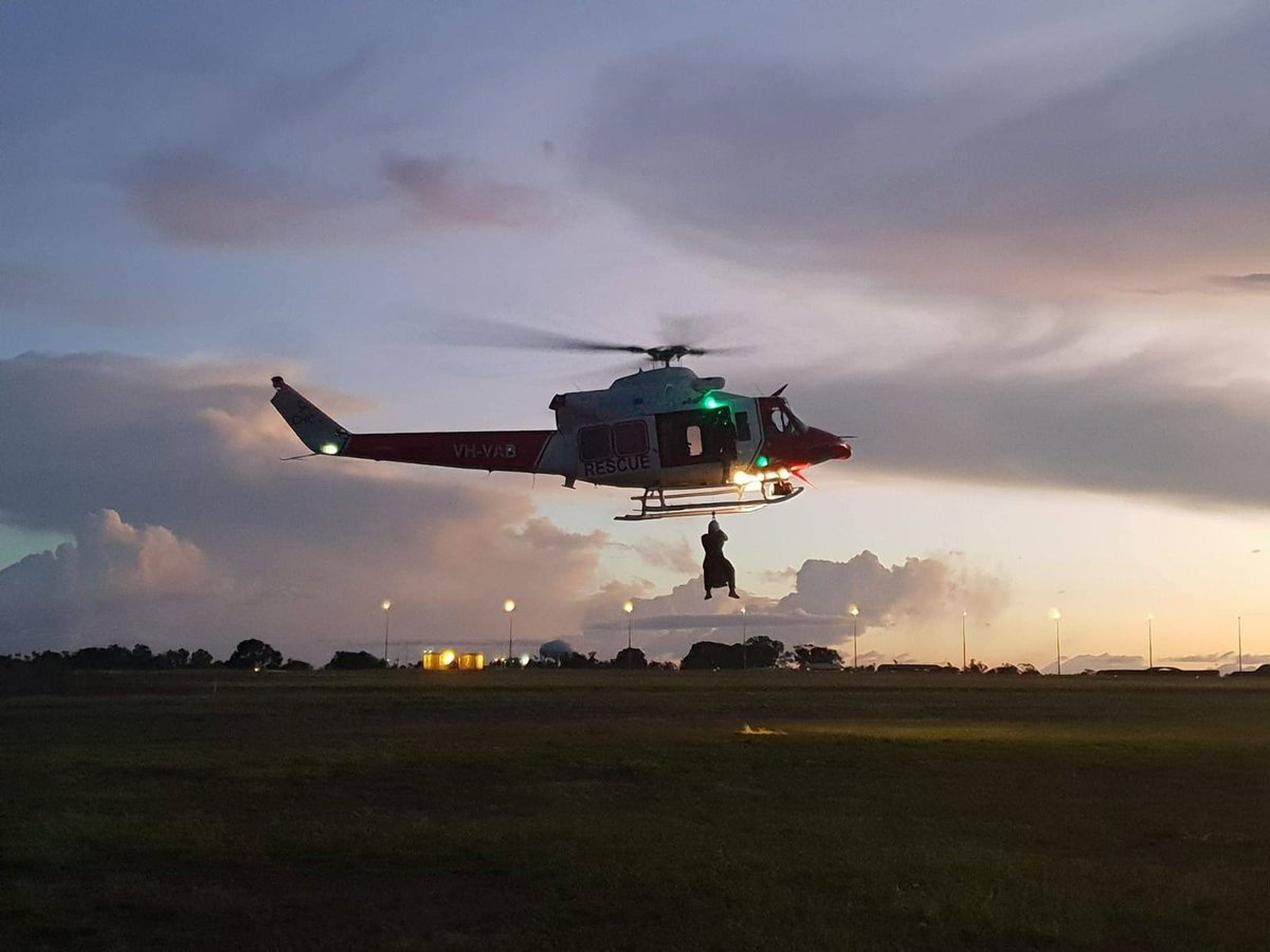 FORCOMDAusArmy's tweet photo. The @AustralianArmy’s 1st Combat Engineer Regt recently took part in winch training around #Darwin. This skill set enables rescuers to reach isolated areas to locate and assist crash victims who might otherwise be inaccessible. #OurTraining @HQ_1Bde @Comd_1st_Bde https://t.co/VhL4EgxkqS