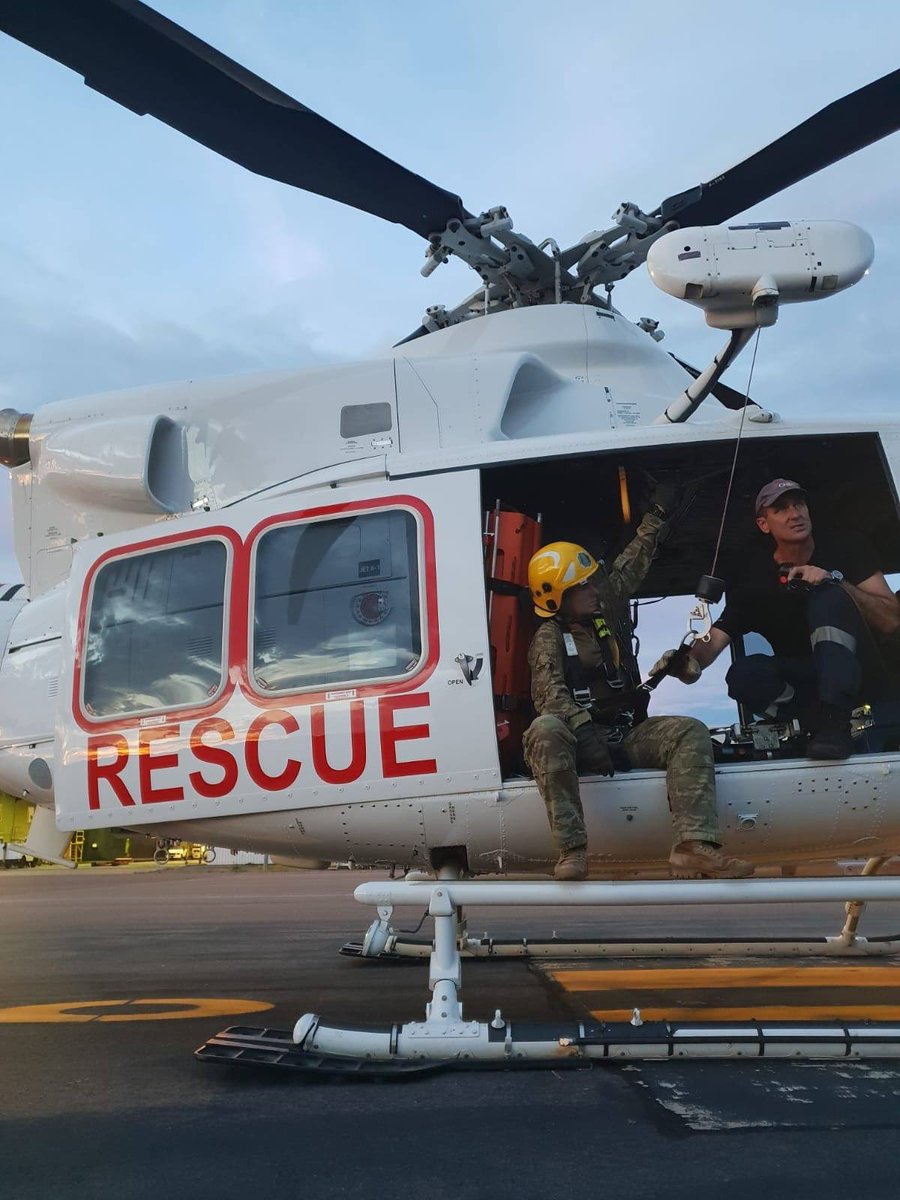 FORCOMDAusArmy's tweet photo. The @AustralianArmy’s 1st Combat Engineer Regt recently took part in winch training around #Darwin. This skill set enables rescuers to reach isolated areas to locate and assist crash victims who might otherwise be inaccessible. #OurTraining @HQ_1Bde @Comd_1st_Bde https://t.co/VhL4EgxkqS