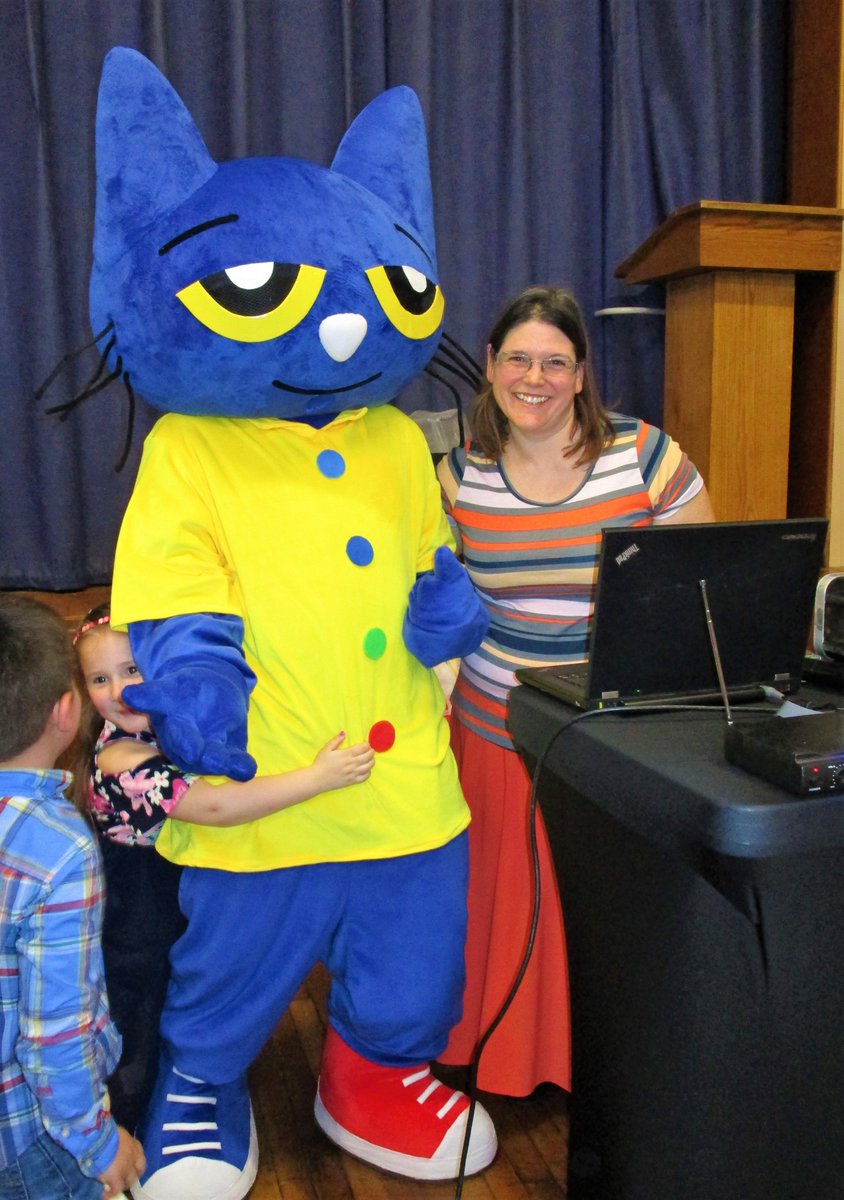 hbaylies's tweet photo. @Taunton_Schools 's @LeddyPreschool PTU started vacation week off right with hosting their annual Spring Fling dance and @Scholastic book fair night! And look who joined us for a dance and photos- Pete the Cat! https://t.co/azMFzx5Jws