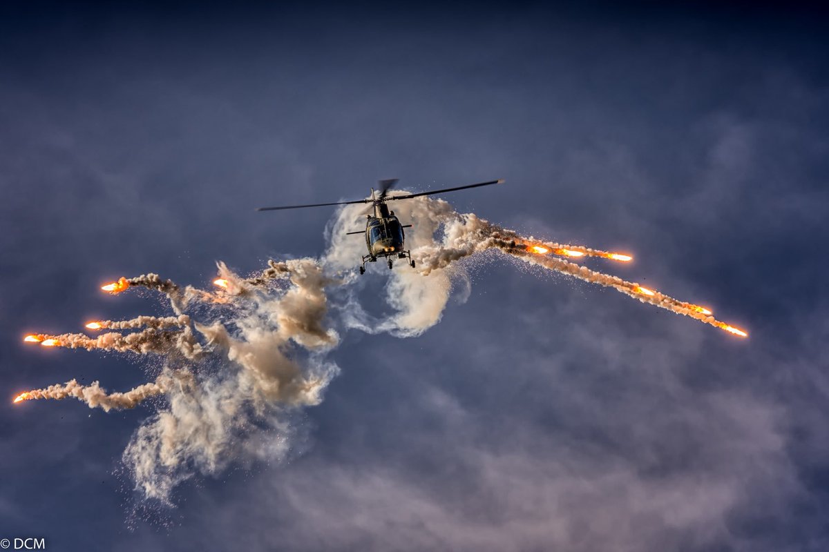 munteanudragos's tweet photo. Belgian Air Component A109 Solo Display Team making spectacular use of flares at Beauvechain Airbase Open Day 2019 #agusta #helicopter #spotter #spotting #belgium #belgianairforce #belgianaircomponent #a109 #flares @PlaneSpotIsCool @BaBday19 https://t.co/pgms2bSjlY