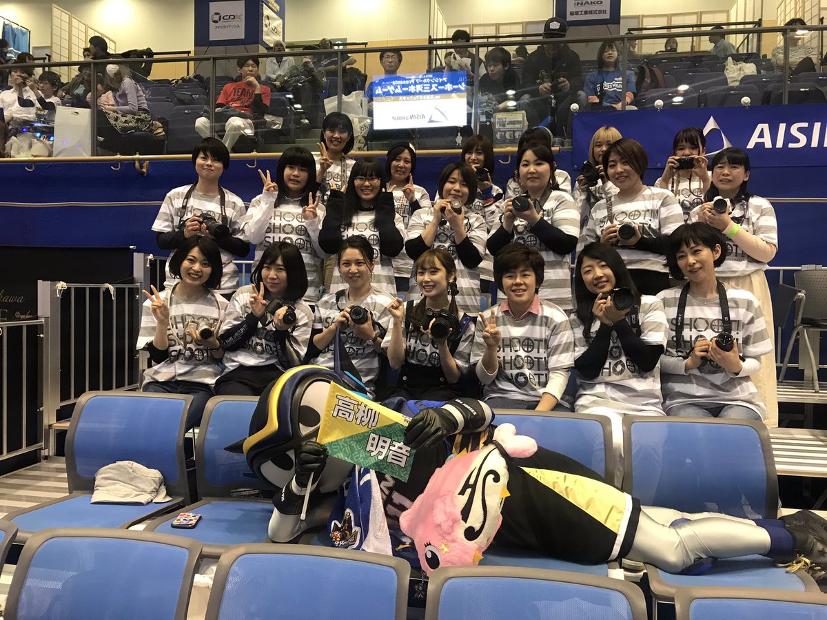 公式 東海ウォーカー編集部 本日は シーホース三河 対 三遠ネオフェニックス の三河決戦 高柳明音 さんと一緒に観戦できる カメラ女子 企画を開催しております 皆さんカメラを持って楽しそう 前に寝そべる女子でもないカメラもない奴が気になり