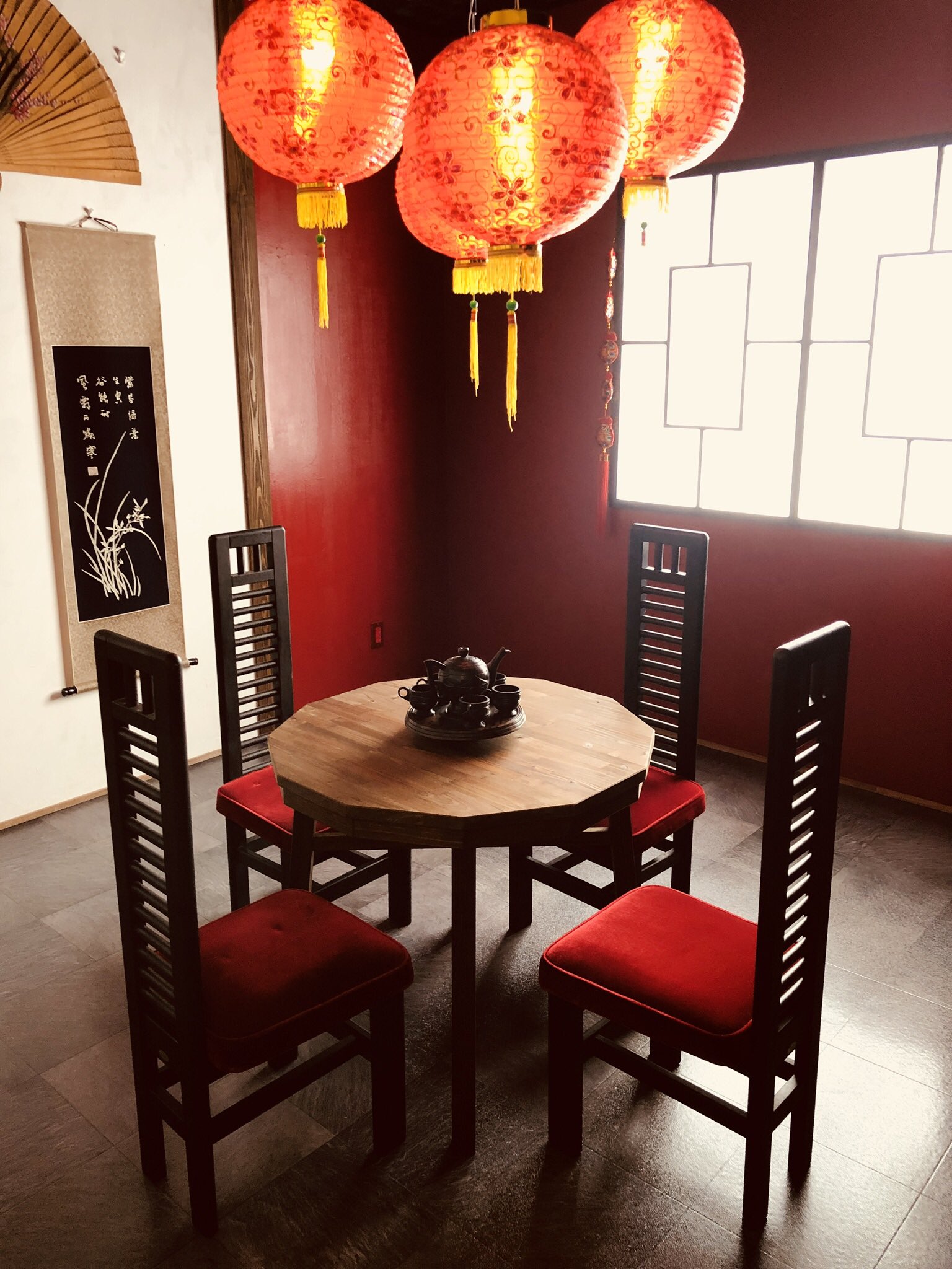 An Mini Photo 佐賀スタジオ En Twitter 定期 レッドルーム 中華風のルームです 建物の外観風 白壁 と 白壁 赤壁の部屋 お昼間は自然光が入ります 真ん中に 提灯が4つあり 淡く光ります ベンチと 中華風のデーブルと4脚の椅子があります 広さ