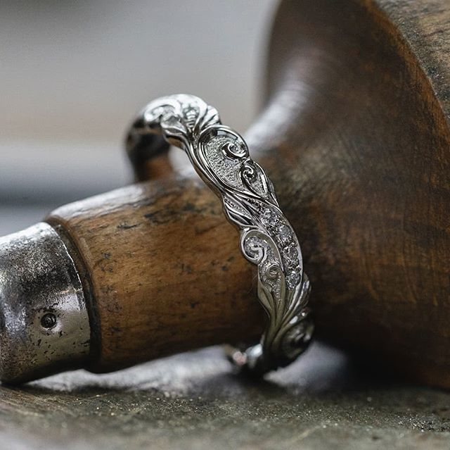 AshcroftDesign's tweet photo. Palladium leaf and scroll design incorporating micro set diamonds.
.
Handmade by Goldsmith Andrew Ashcroft FIPG in Durham city. .
#palladium #handengraving #diamonds #microsetting #engraving #grstools #instituteofprofessionalgoldsmiths #scrollwork #weddingrings #ring #weddin… https://t.co/iFT3oSu4Ue