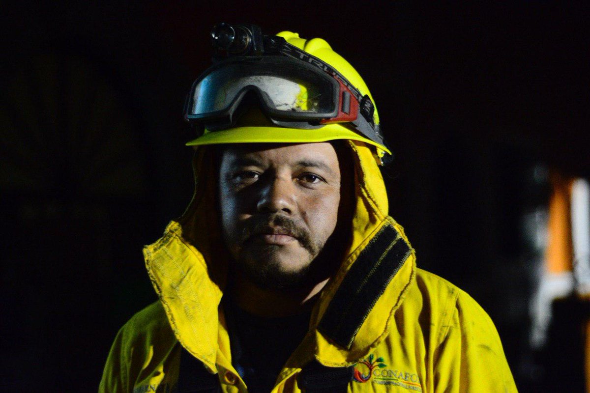 GobiernoJalisco's tweet photo. Estos son algunos de los cientos de rostros que están dando cuerpo y alma para combatir el incendio en el #BosqueDeLaPrimavera.

A los brigadistas: gracias; a sus familias: gracias. Estaremos juntos, toda la madrugada, hasta ganar esta batalla. https://t.co/6QMza8AAKN