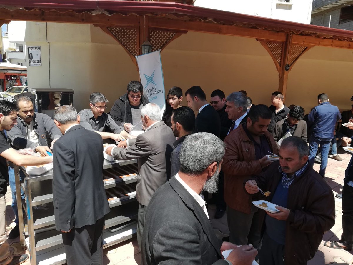 Oğuzeli Çalışan Gençlik ekibi “Sıcak Selam Programı’nda cuma çıkışı tatlı ikramında bulundu. Programımıza Oğuzeli  Kaymakamı Batuhan BİNGÖL Bey de katılarak “TUGVA Gençliğine  başarılar dileyip, gençlik için her zaman üzerlerine düşeni yapacaklarını söyledi.”