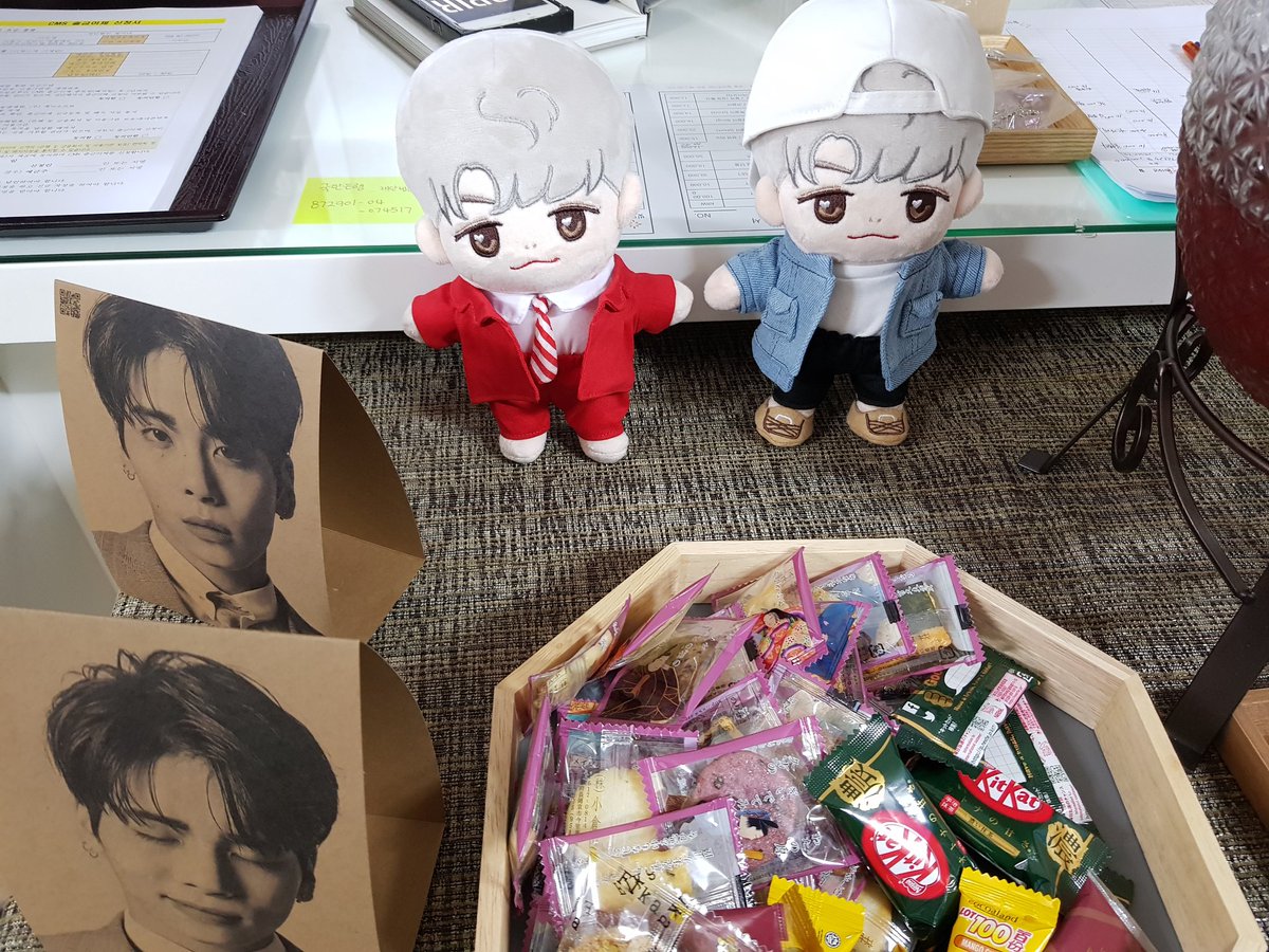 h2_hehe's tweet photo. 빛이나 다녀온 TMI
종현이의 향수는 우리가 알고 있는 거 보다 더 많다는 어머님의 말씀
앞으로 하나씩 얘기해줘야겠다곸

남자는 30살까지 키 클거라던 어머니 말씀을 믿고 있던 종현이는 결국 어머니께 속았다고 한다.

민호가 해병대 잘 갔다오겠다고 걱정마시라고 했더니 어머님이 걱정안한다곸 https://t.co/jxekuVFWAk