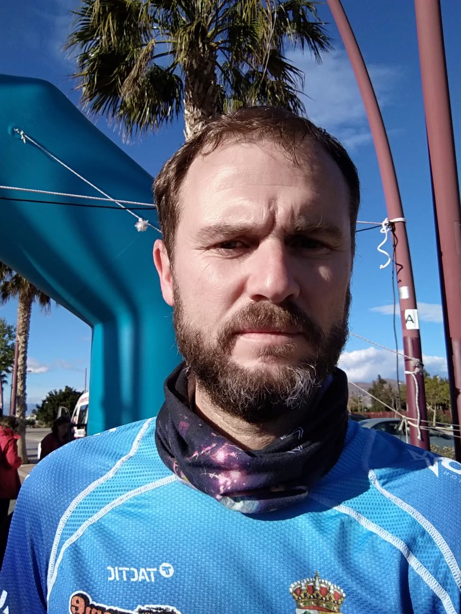 Nuestro compañero Luís disputando la carrera solidaria de manos unidas🐒