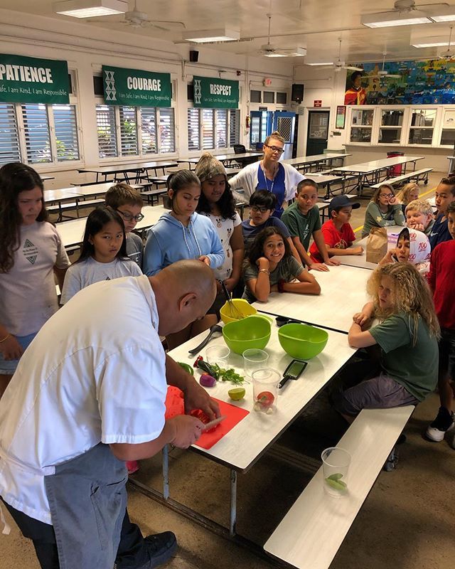 mauimace's tweet photo. #knifecuts today with #kidscookwithheart β€οΈ#lifeskills π¨π»βπ³#freshnotfrozen #guac #salsa @hearthawaii @evabmaui @chef_riko @nabavilegacy https://t.co/gnhgY5H5Z4 https://t.co/vzTSqWwz3v