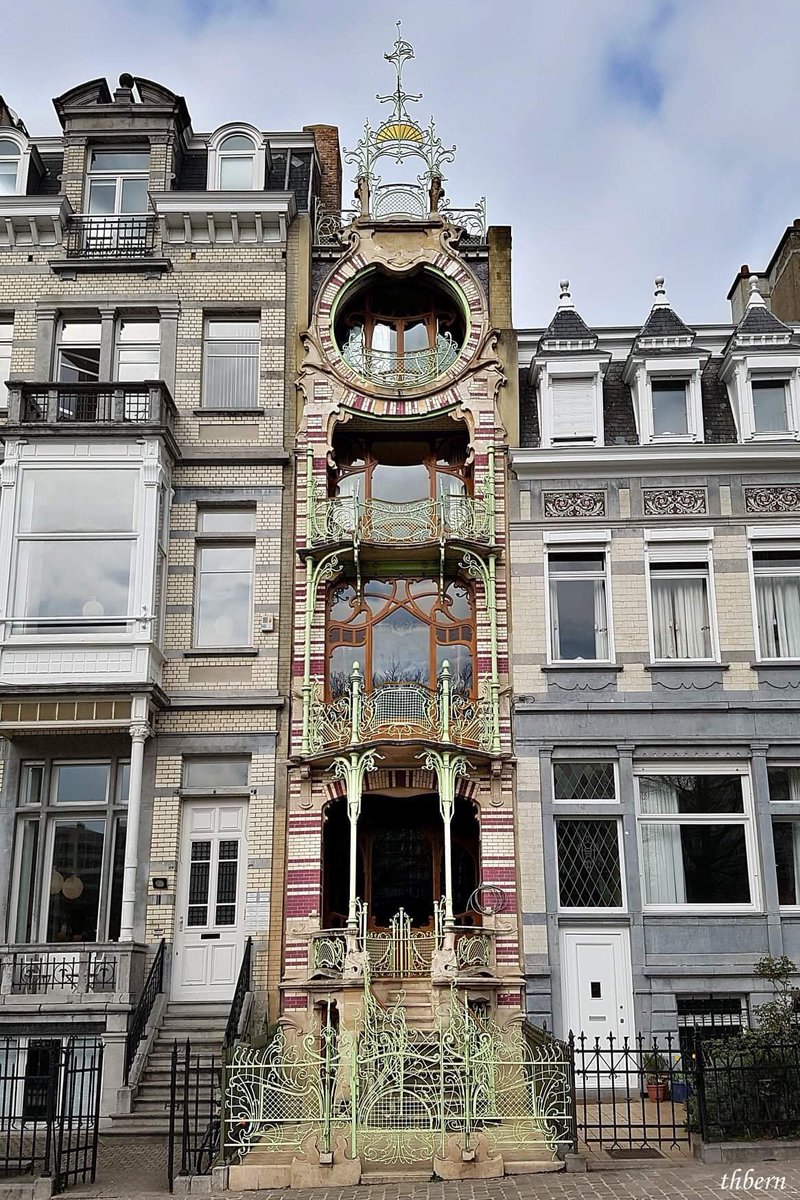 The best streets almost always have narrow fronts &amp; many doors. This is a little narrower than most .... (photo via @Alexanotherone