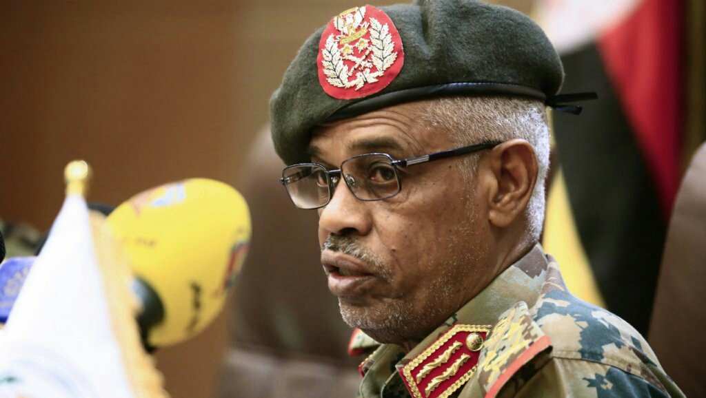 JamiiForums's tweet photo. SUDANI: Waziri wa Ulinzi, Awad Ibn Aouf ametangaza kujiuzulu nafasi ya uongozi wa Serikali ya Mpito

> Jeshi lilitangaza kuunda Serikali ya mpito baada ya kumpindua Rais Omar al-Bashir

> Msaidizi wake amechukumua jukumu hilo

#SudanUprising https://t.co/a1VP2oErbg